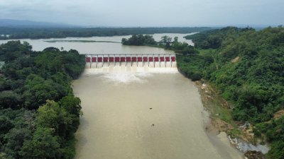 প্রবল বেগে নামছে পানি (ছবি: বাংলা ট্রিবিউন)