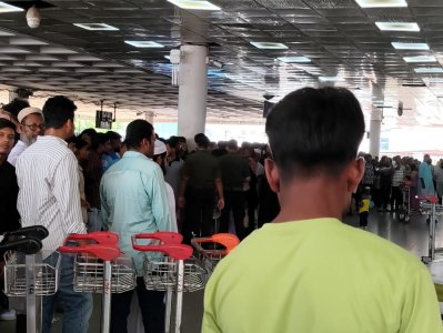 বিমানবন্দরের ক্যানোপিতে অবাধ যাতায়াত। ছবি: বাংলা ট্রিবিউন
