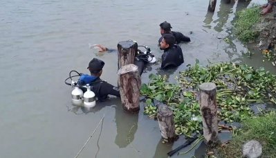 ফায়ার সার্ভিস ও ডুবুরিরা অনেক খোঁজাখুঁজির পরও সন্ধান পাননি