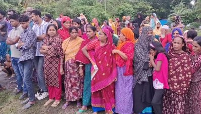নদীর পাড়ে ভিড় করেছেন স্থানীয় লোকজন