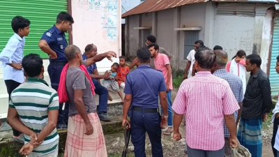 তাদের কান্নায় চার পাশে মানুষজন জড়ো হন। খবর পেয়ে আসে পুলিশও