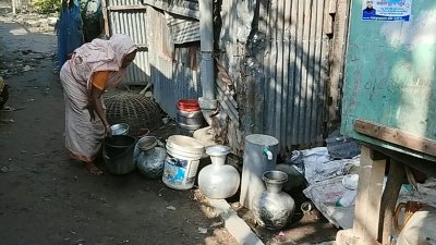 বছরের পর বছর একইভাবে পানির সংকট নিয়ে বসবাস করতে হচ্ছে