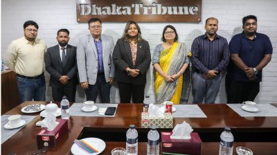 ঢাকা ট্রিবিউনের সম্পাদক, বাংলা ট্রিবিউনের নির্বাহী সম্পাদক এবং পত্রিকা দুটির সিনিয়র সাংবাদিকদের সঙ্গে  মালদ্বীপের হাইকমিশনার শিউনীন রশিদ, ছবি: আবির আহমেদ সুপ্ত