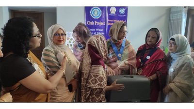 দুস্থ নারীদের মাঝে সেলাই মেশিন হস্তান্তর করা হয়