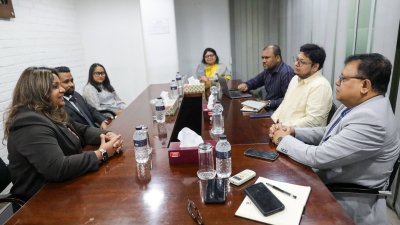 ঢাকা ট্রিবিউনের সম্পাদক, বাংলা ট্রিবিউনের নির্বাহী সম্পাদক এবং পত্রিকা দুটির সিনিয়র সাংবাদিকদের সঙ্গে মতবিনিময় করেন মালদ্বীপের হাইকমিশনার শিউনীন রশিদ, ছবি: আবির আহমেদ সুপ্ত