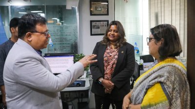 পরিদর্শনকালে হাইকমিশনারকে পত্রিকার কার্যক্রম সম্পর্কে অবহিত করে ঢাকা ট্রিবিউনের সম্পাদক রিয়াজ আহমেদ। এসময় উপিস্থিত ছিলেন বাংলা ট্রিবিউনের নির্বাহী সম্পাদক উদিসা ইসলাম, ছবি: আবির আহমেদ সুপ্ত