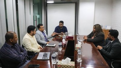শিউনীন রশিদ দুই পত্রিকার সম্পাদকদের সঙ্গে বাংলাদেশ-মালদ্বীপ দ্বিপাক্ষিক সম্পর্কের বিভিন্ন দিক নিয়ে মতবিনিময় করেন। ছবি: আবির আহমেদ সুপ্ত, বাংলা ট্রিবিউন।