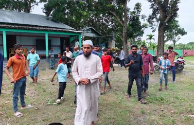 সালিশ বসানোর খবর পেয়ে উৎসুক জনতা ভিড় করেন মাদ্রাসায়