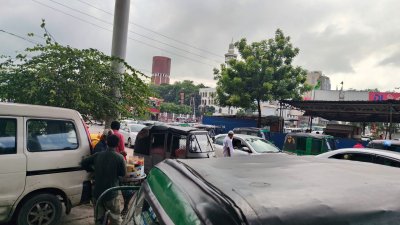 পর্যাপ্ত প্রেশার না থাকায় বা সরবরাহ সম্পূর্ণ বন্ধ থাকায় পাম্পগুলোতে রাজপথজুড়ে জমে উঠছে শত শত গাড়ি ও সিএনজি অটোরিকশার দীর্ঘ সারি (ছবি বাংলা ট্রিবিউন) 