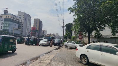 পর্যাপ্ত প্রেশার না থাকায় বা সরবরাহ সম্পূর্ণ বন্ধ থাকায় পাম্পগুলোতে রাজপথজুড়ে জমে উঠছে শত শত গাড়ি ও সিএনজি অটোরিকশার দীর্ঘ সারি (ছবি বাংলা ট্রিবিউন) 