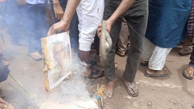 এমপি গাজী নজরুল ইসলামের ছবি পোড়ানো হয়