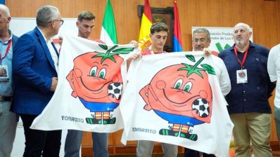 দুজনের হাতে স্মারক ব্যানারও তুলে দেওয়া হয়।