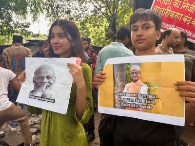 মিম, রিলস ও পোস্টারে প্রতিবাদ: যন্তর মন্তরে তরুণদের অস্ত্রের নাম হাস্যরস