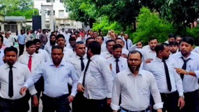 শিক্ষানবিশ নারী আইনজীবীর মাথা ফেটে যাওয়ার ঘটনায় ওই বিচারকের অপসারণ ও শাস্তির দাবিতে বিক্ষোভ মিছিল করেছেন আইনজীবীরা