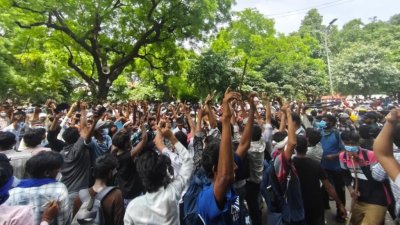 স্বৈরাচারের পরাজয়: যন্তর মন্তরে পতাক উড়িয়ে নাচে-গানে উচ্ছ্বাস