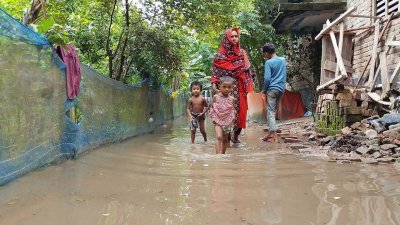 সাতক্ষীরা সদর উপজেলার লাবসা ইউনিয়নে শৈলকুর বিলে অপরিকল্পিত মৎস্য ঘেরের কারণে স্থায়ী জলাবদ্ধতার শিকার হয়েছেন শত শত পরিবারের হাজার হাজার মানুষ