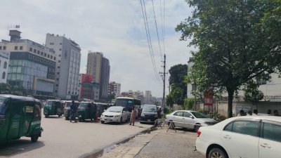 ঘণ্টার পর ঘণ্টা অপেক্ষা করতে হচ্ছে গ্যাসের জন্য (ছবি: বাংলা ট্রিবিউন)