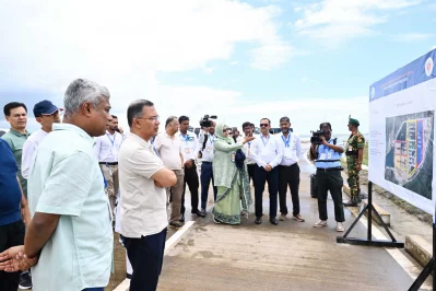 প্রধানমন্ত্রীকে প্রকল্পের বিভিন্ন দিক ব্রিফ করা হয় (ছবি: পিএমও)