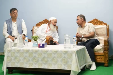 প্রধানমন্ত্রী মাদ্রাসায় এসে পৌঁছালে তাকে স্বাগত জানান বাবুনগর মাদ্রাসার মহাপরিচালক মুহিব্বুল্লাহ বাবুনগরী