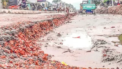 কাজের ধীরগতি ও অব্যবস্থাপনার কারণে চরম ভোগান্তিতে পড়েছেন স্থানীয় বাসিন্দারা