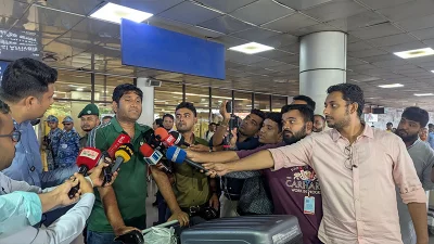 টরন্টো থেকে আসা এক যাত্রী শাহজালাল বিমানবন্দরে সাংবাদিকদের সঙ্গে কথা বলছেন
