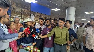 টরন্টো থেকে আসা এক যাত্রী শাহজালাল বিমানবন্দরে সাংবাদিকদের সঙ্গে কথা বলছেন