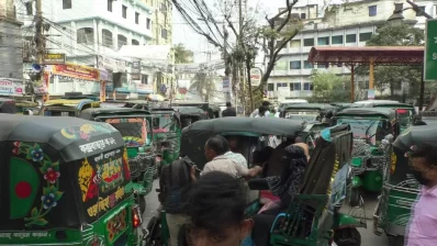 শহরের প্রধান সড়কের ভোলাবাবুর পেট্রোল পাম্পকেন্দ্রিক একটি চাঁদাবাজ সিন্ডিকেট এসব টাকা হাতিয়ে নিচ্ছে