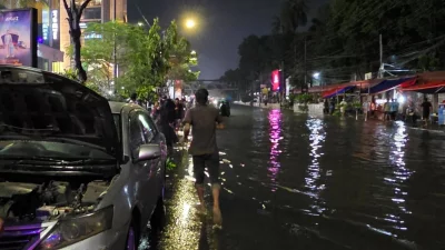 প্রধান সড়কেও জমেছে পানি (ছবি: নাসিরুল ইসলাম)