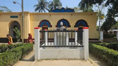 সাগরদাঁড়িতে মধুসূদনের প্রতিকৃতি (সংগৃহীত)।