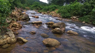 উৎমাছড়ায় পাথরের ফাঁকে বয়ে চলা পানি (সংগৃহীত)।
