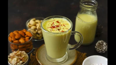 কেশর-বাদামের দুধ। ছবি: সংগৃহীত।