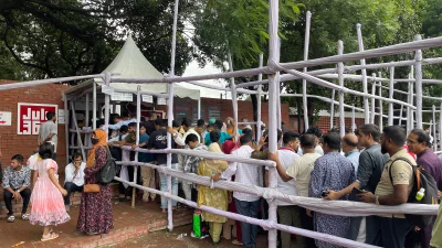 সারিবদ্ধভাবে প্রবেশ করছেন দর্শনার্থীরা (ছবি: আসাদ আবেদীন জয়)