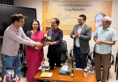 ফুলের তোড়া তুলে দেন পেন বাংলাদেশের ভাইস প্রেসিডেন্ট শামীম রেজা।