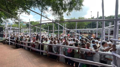 জাদুঘরে প্রবেশে দীর্ঘ সারি। ছবি: আসাদ আবেদীন জয়