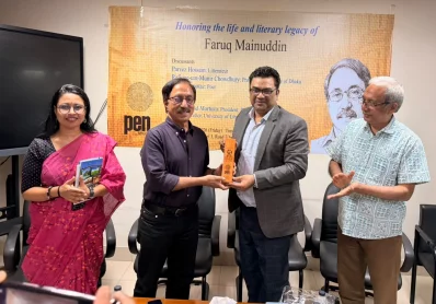 ফারুক মঈনউদ্দীনের হাতে সম্মাননা স্মারক তুলে দেন পেন বাংলাদেশের প্রেসিডেন্ট ড. সামসাদ মর্তূজা।