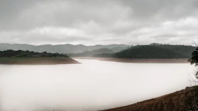 বর্ষায় মেঘ-কুয়াশায় মোড়া উটির রূপ আরও মায়াবী হয়ে ওঠে। ছবি: সংগৃহীত।