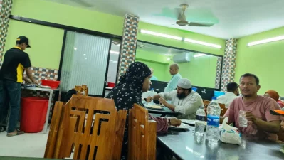 সকালে নাস্তা সারতে হচ্ছে হোটেলেই। ছবি: বাংলা ট্রিবিউন