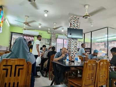 বনশ্রীর এক হোটেলে সকালে ভিড়। ছবি: বাংলা ট্রিবিউন