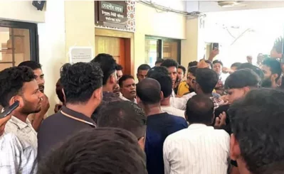 ইউএনও কার্যালয়ের দরজায় লাথি, ফুলের টব ভাঙচুর ও সাংবাদিকদের মারধর করে ফোন ছিনিয়ে নিয়ে ঘটনার ধারণ করা ছবি-ভিডিও মুছে ফেলা হয়