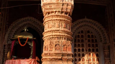 স্তম্ভে টেরাকোটার কাজ। ছবি: সংগৃহীত