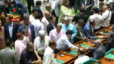 রাষ্ট্রপতি নির্বাচনে ভোট দেওয়ার সময় নিজেদের মধ্যে খোশ গল্প করতে দেখা যায় এমপিদের 