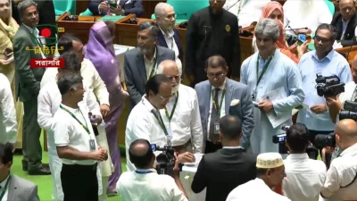 রাষ্ট্রপতি নির্বাচনে ভোট দেওয়ার সময় নিজেদের মধ্যে খোশ গল্প করতে দেখা যায় এমপিদের 