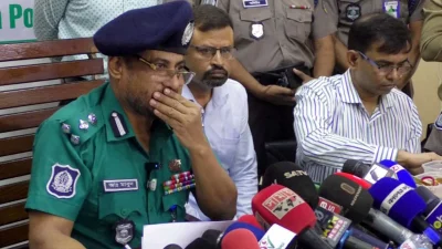 রবিবার (২৩ আগস্ট) বেলা দেড়টার দিকে পুলিশ কমিশনার মোহাম্মদ আবদুল মাবুদ তার কার্যালয়ে সংবাদ সম্মেলনে এসব তথ্য জানান