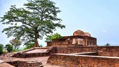গঙ্গার তীরে রাজমহলের পাহাড়। ছবি: সংগৃহীত