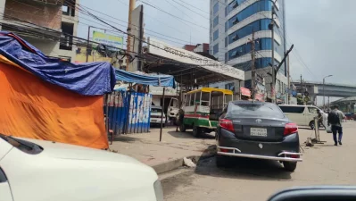 পাম্পে আজও ছিল গাড়ির দীর্ঘ সারি। ছবি: বাংলা ট্রিবিউন
