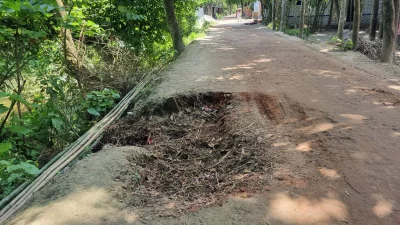 অসম্পূর্ণ অবস্থায় পড়ে থাকায় সড়কের বিভিন্ন স্থানে বড় বড় গর্ত ও ভাঙন সৃষ্টি হয়েছে