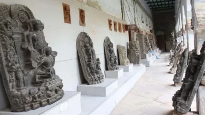 বরেন্দ্র গবেষণা জাদুঘরে সংরক্ষিত পাথরের মূর্তি ও ঐতিহাসিক নিদর্শন (ছবি: সংগৃহীত)