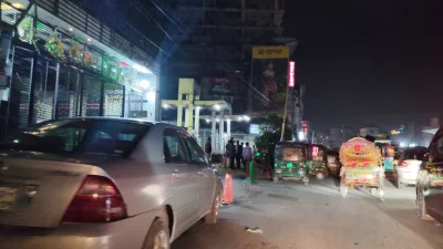 গ্যাস পাম্পে গাড়ির সারি