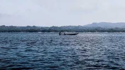 জলপথে ভেসে চলার সময় দুই পাশে দেখা যায় ছোট ছোট গ্রাম (ছবি: সংগৃহীত)
