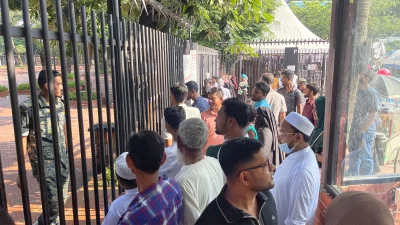  বন্ধের দিনে জুলাই গণঅভ্যুত্থান স্মৃতি জাদুঘরের সামনে ভিড়